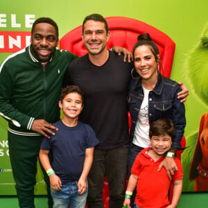 Wanessa Camargo e a família posaram com Lázaro Ramos antes da pré-estreia do filme 'O Grinch'