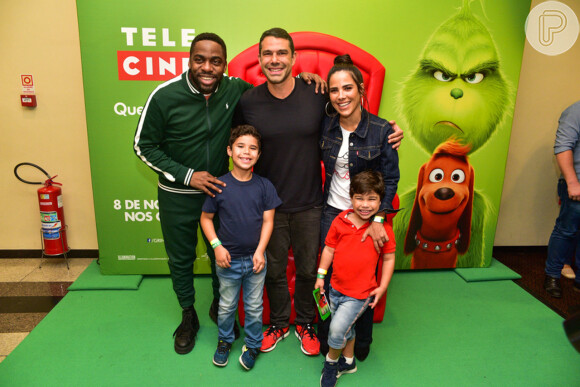 Wanessa Camargo e a família posaram com Lázaro Ramos antes da pré-estreia do filme 'O Grinch'