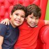 José Marcus, de 6 anos, e João Francisco, de 4, esbanjaram fofura na pré-estreia do filme 'O Grinch'