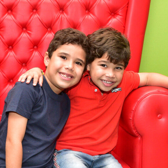 José Marcus, de 6 anos, e João Francisco, de 4, esbanjaram fofura na pré-estreia do filme 'O Grinch'