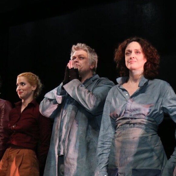 Fabio Assunção com elenco da peça 'Dogville'