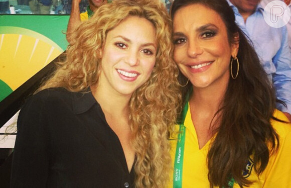 Shakira despertou os boatos de que estaria grávida ao aparecer com uma barriguinha saliente no show da final da Copa do Mundo