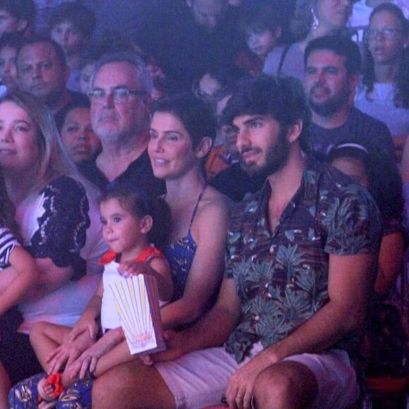 Maria Flor, filha de Deborah Secco e Hugo Moura, foi ao circo com os pais na noite deste sábado, 3 de novembro de 2018