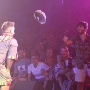 Marido de Deborah Secco, Hugo Moura se divertiu ao interagir com palhaço em dia de circo