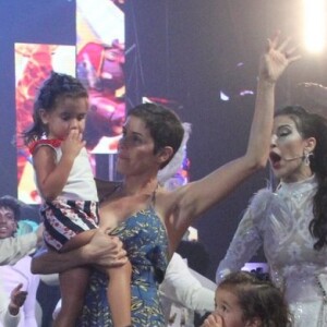 Filha de Deborah Secco e Hugo Moura, Maria Flor se divertiu no colo da mãe em dia de circo