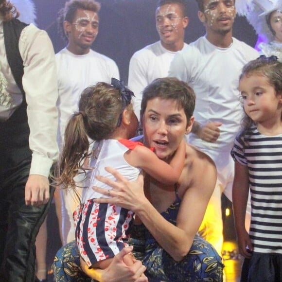 Deborah Secco brincou com a filha, Maria Flor, ao prestigiar circo na noite deste sábado, 3 de novembro de 2018