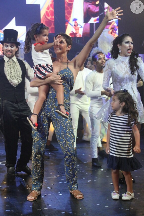 Maria Flor, filha de Deborah Secco e Hugo Moura, se divertiu ao curtir dia em circo