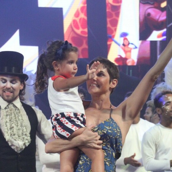 Maria Flor, filha de Deborah Secco e Hugo Moura, se divertiu ao curtir dia em circo