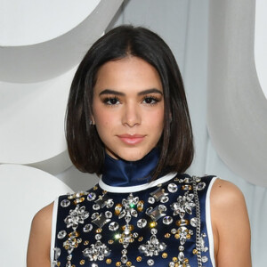 Bruna Marquezine apostou em short e blusa Prada e tênis Buffalo London