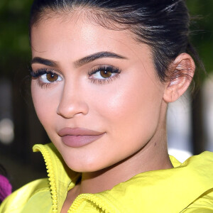 Kylie Jenner fez preenchimento por insegurança com lábios finos