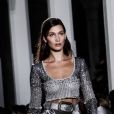 Looks com brilho nas semanas de moda nacionais e internacionais; Bella Hadid desfila look prateado de Roberto Cavalli