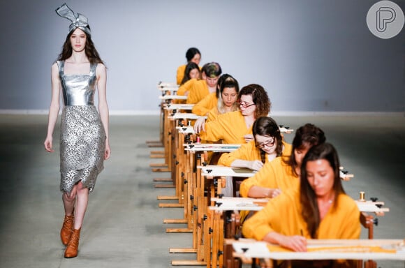 Looks com brilho nas semanas de moda nacionais e internacionais: look em renda de couro prateado de Patricia Viera