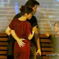 Murilo Benício e Débora Falabella trocam carinhos após jantar com filha da atriz