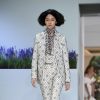 Lenço é hit nas fashion weeks pelo mundo: look de inverno de Giambattista Valli