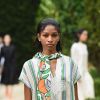 Lenço é hit nas fashion weeks pelo mundo: look de verão da Tory Burch na semana de moda de Nova York