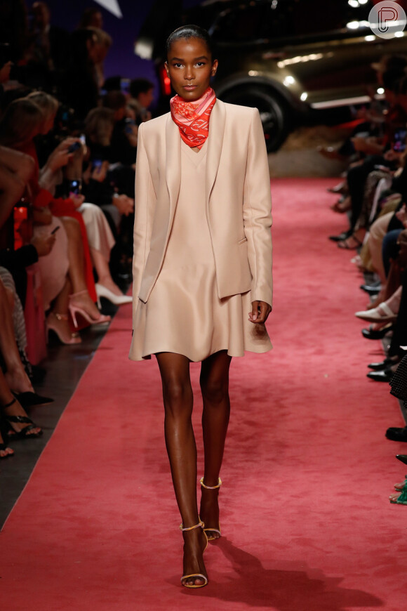 Lenço é hit nas fashion weeks pelo mundo: de forma clássica, usado no pescoço na passarela de Brandon Maxwell