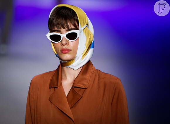 Lenço é hit nas fashion weeks pelo mundo: na Cotton Project, marca que desfilou no São Paulo Fashion Week, o lenço foi usado emolcurando o rosto, como usavam as divas da era de ouro de Hollywood