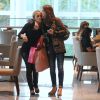 Marina Ruy Barbosa e a mãe fizeram compras no local, e a atriz foi vista dando um beijo carinhoso na cabeça da mãe