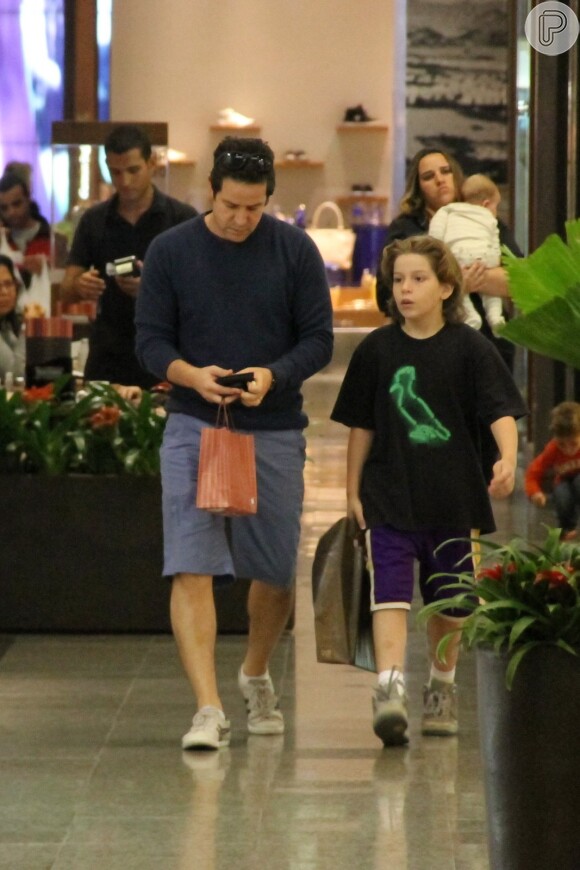 Depois, Murilo Benício circulou no shopping com Pietro. Menino de 9 anos é filho do ator com Giovanna Antonelli