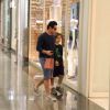 Murilo Benício leva o filho Pietro para cortar os cabelos e faz compras em shopping do Rio