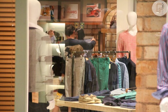 Murilo Benício vai com Pietro à loja de roupas masculinas em shopping no Rio
