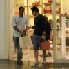 Murilo Benício leva o filho Pietro para cortar os cabelos e faz compras em shopping do Rio