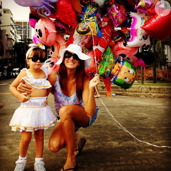 Ticiane Pinheiro aproveitou o Carnaval no camarote da revista 'Caras', mas também levou a filha, vestida de baiana, para brincar no bloco em Ipanema, na zona sul do Rio de Janeiro, em 12 de fevereiro de 2013