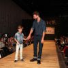 Cássio Reis desfila com o filho, Noah, no Fashion Weekend Kids, em São Paulo (30 de agosto de 2014)