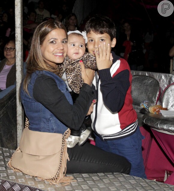 Nivea Stelmann se divertiu com os filhos, Bruna e Miguel, em circo
