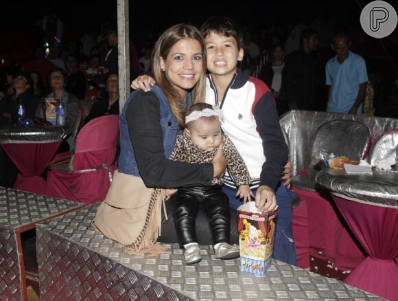 Nivea Stelmann leva os filhos, Bruna e Miguel, a circo no Rio de Janeiro