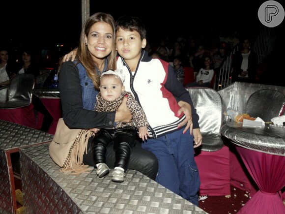 Nivea Stelmann leva os filhos, Bruna e Miguel, a circo no Rio de Janeiro (31 de agosto de 2014)