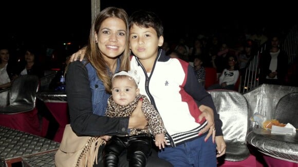 Nivea Stelmann leva a filha Bruna, de 5 meses, a espetáculo de circo no Rio