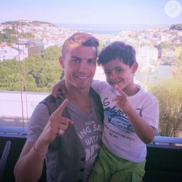 Cristiano Ronaldo tem um filho, Cristiano Ronaldo Jr., de quatro anos