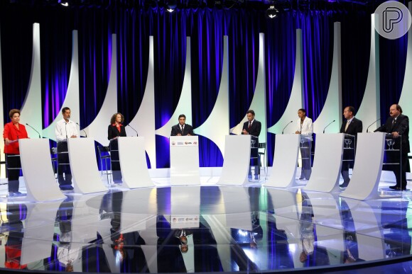 Carlos Nascimento entre os candidatos à presidência da República no debate do SBT