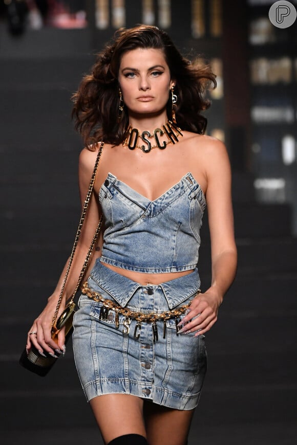 Top cropped em várias versões para o verão 2019. Isabeli Fontana em desfile da Moschino x H&M usa cropped tomara que caia