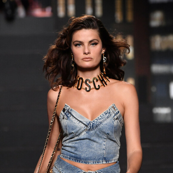 Top cropped em várias versões para o verão 2019. Isabeli Fontana em desfile da Moschino x H&M usa cropped tomara que caia