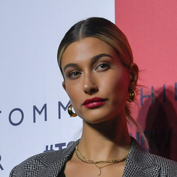 Top cropped em várias versões para o verão 2019: Hailey Baldwin apostou numa versão minimalista para compor look com blazer