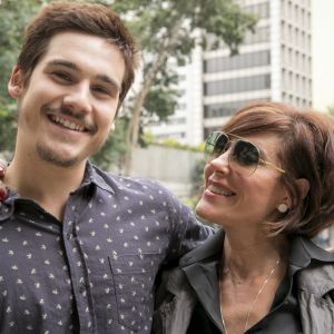 Livaldo (Nelson Freitas) leva fora de Samuca (Nicolas Prattes) e bofetada de Carmen (Christiane Torloni) em reencontro com a família nos próximos capítulos da novela 'O Tempo Não Para'