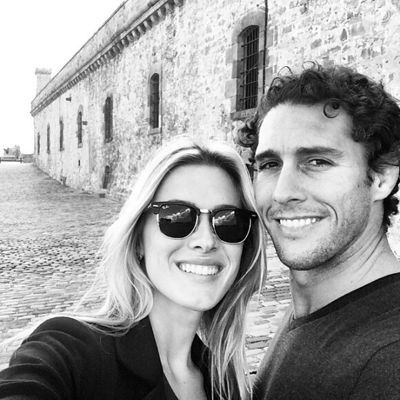 Fiorella Mattheis e Flávio Canto em clima de romance durante viagem à Barcelona