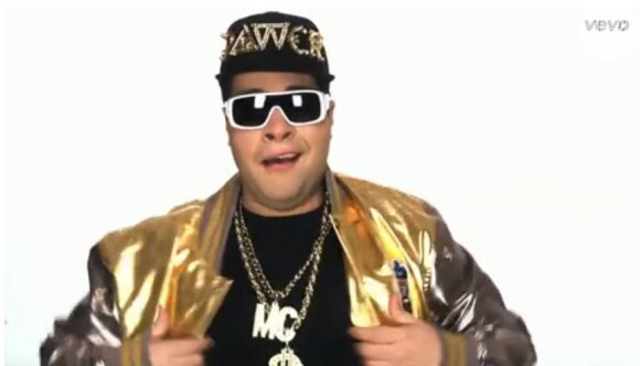 Tiago Abravanel lança o primeiro clipe de sua carreira, 'Eclético', se transformando em 27 personalidades diferentes