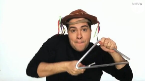 Tiago Abravanel lança o primeiro clipe de sua carreira, 'Eclético', se transformando em 27 personalidades diferentes