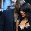Kim Kardashian ganhou 'cheiro' do marido, Kanye West, em tarde de premiação da revista GQ em Londres, Inglaterra