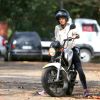 Sophie Charlotte pilota moto em autoescola para se preparar para viver motociclista em filme com Cauã Reymond (3 de setembro de 2014)