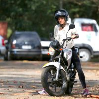 Sophie Charlotte pilota moto em autoescola para viver motociclista em filme