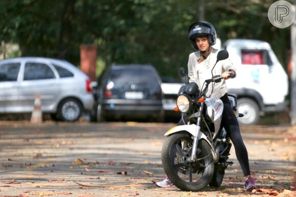 Sophie Charlotte pilota moto em autoescola para se preparar para viver motociclista em filme com Cauã Reymond (3 de setembro de 2014)