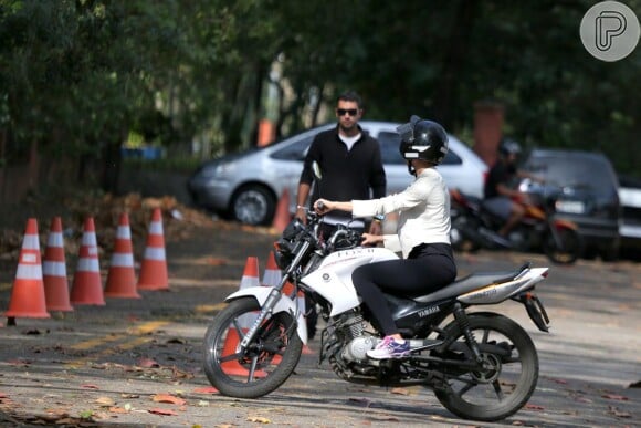 Sophie Charlotte pilota moto em autoescola para se preparar para viver motociclista em filme com Cauã Reymond