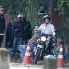 Sophie Charlotte pilota moto em autoescola para se preparar para viver motociclista em filme com Cauã Reymond