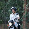 Sophie Charlotte pilota moto em autoescola para se preparar para viver motociclista em filme com Cauã Reymond