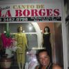 Neuza Borges posa orgulhosa na frente do seu brechó 'La Borges', em Salvador