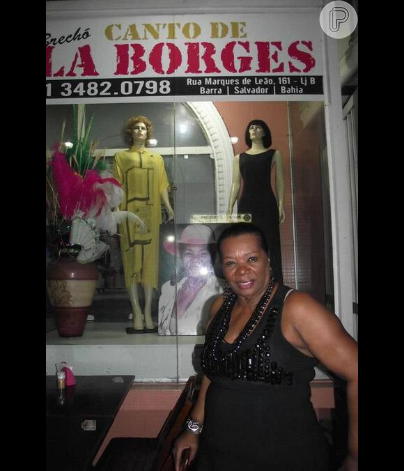 Neuza Borges posa orgulhosa na frente do seu brechó 'La Borges', em Salvador